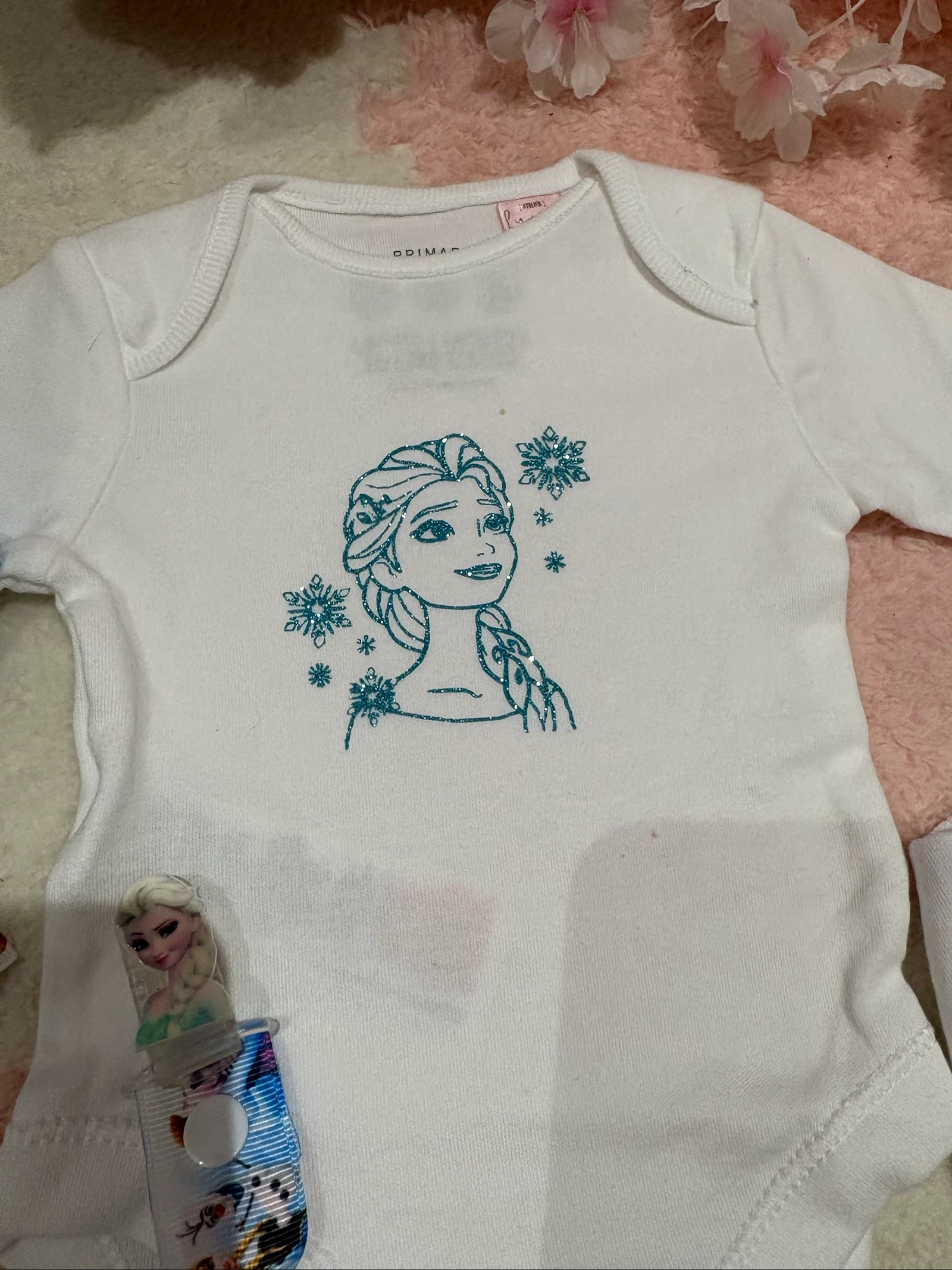 Ensemble bébé – Body + bavoir + attache tétine + bandeau + chaussettes – photo 3